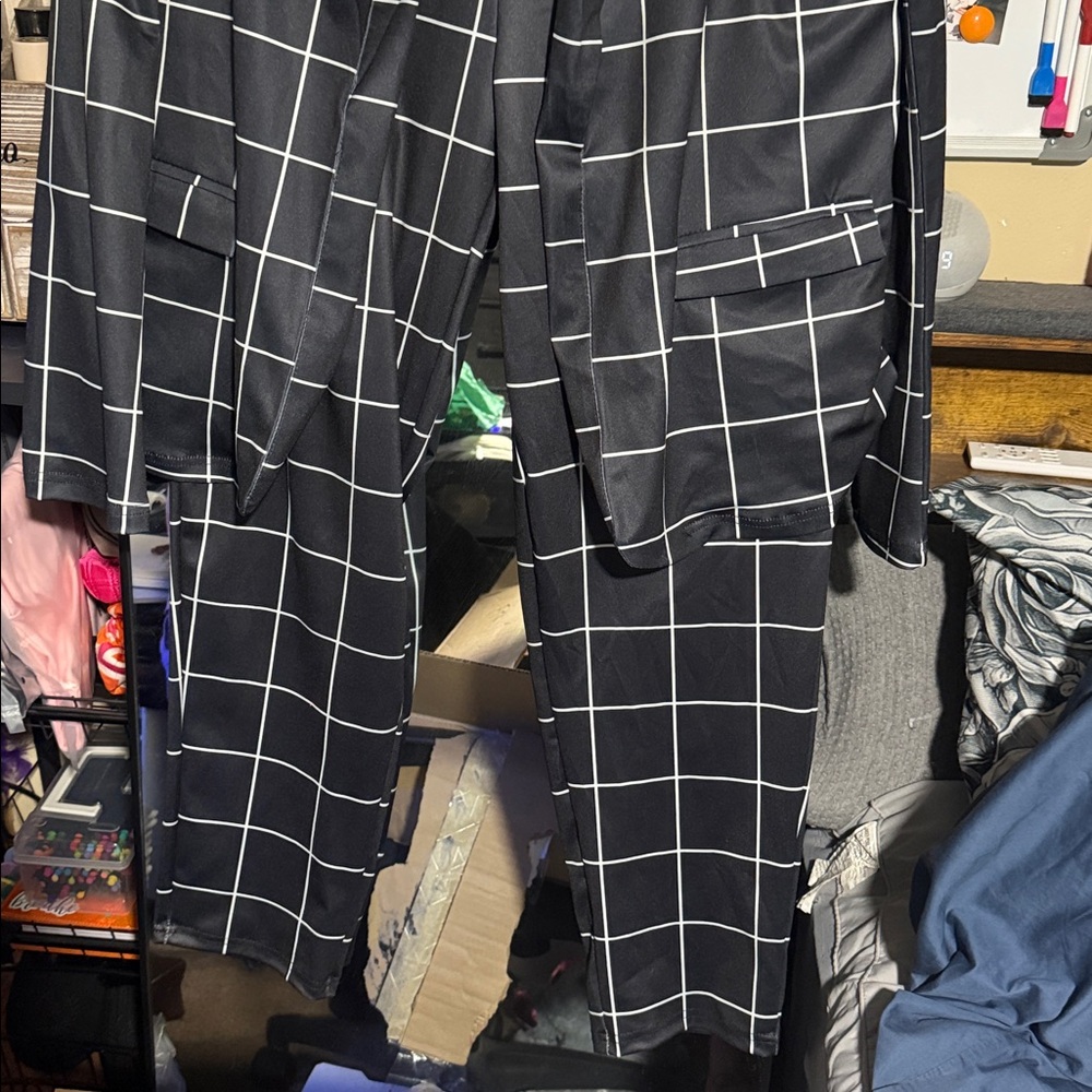 Suit - Picture 2 of 6
